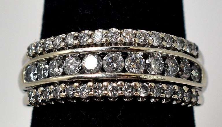 Splendid 10K White Gold Diamond Band Ring