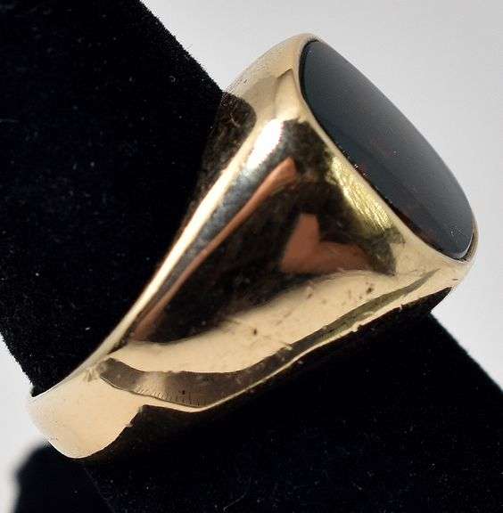Alluring 10K Yellow Gold Bloodstone Gemstone Men's Ring