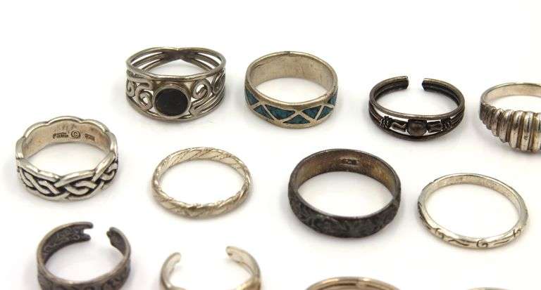 Group to of Vintage 925 sterling silver rings