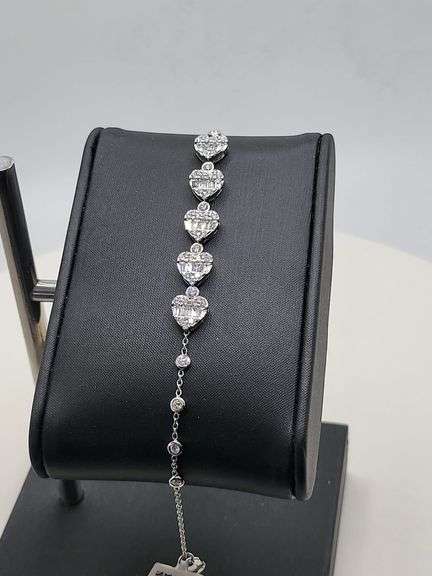 Charming 18kt White Gold Bracelet With Heart Shaped Diamond Accents