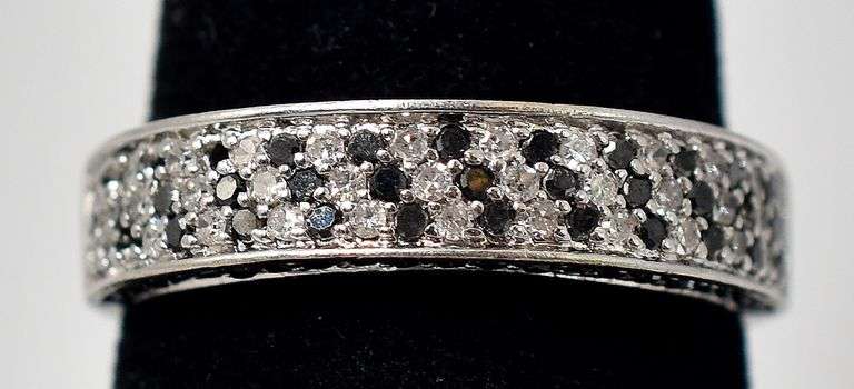 Sparkling 14K White Gold Blue Sapphire Gemstone and Diamond Ring