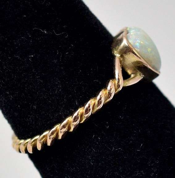 Pretty 14K Yellow Gold Opal Gemstone Ring