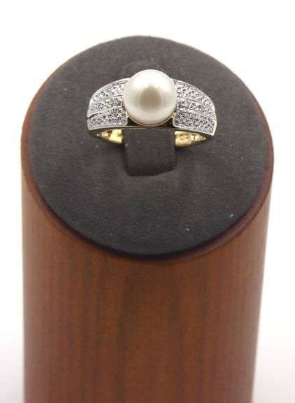 14kt Yellow gold 8-8.5mm pearl and diamond pave ring