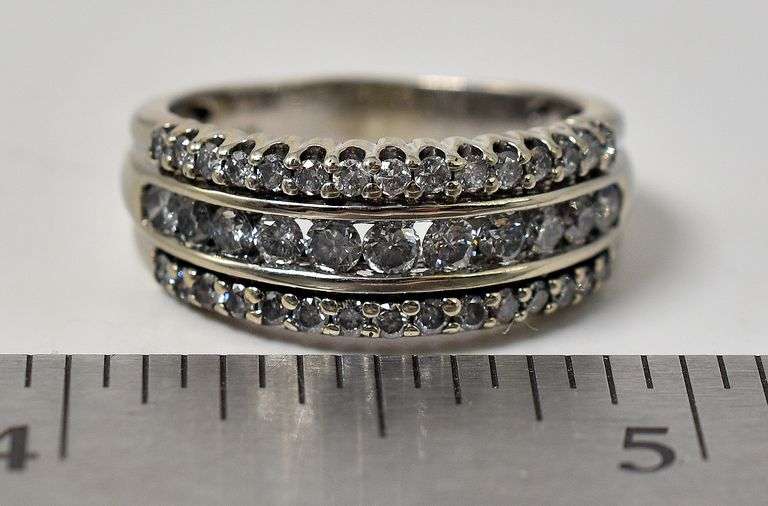 Splendid 10K White Gold Diamond Band Ring