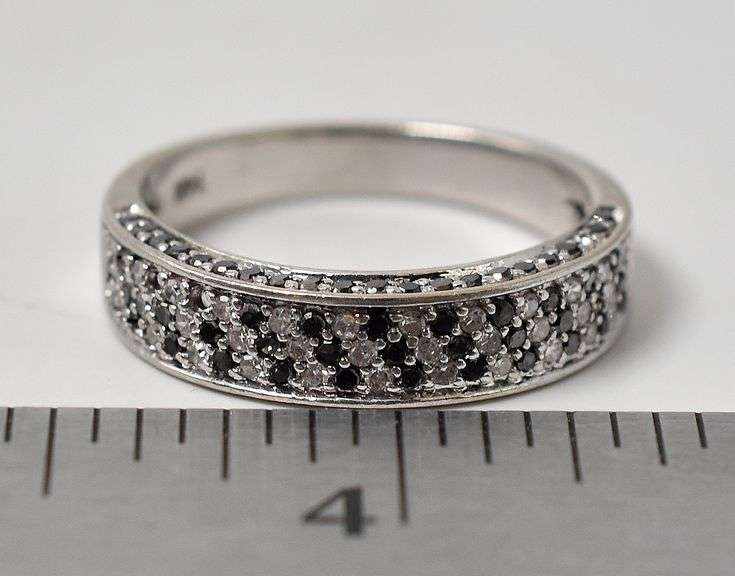 Sparkling 14K White Gold Blue Sapphire Gemstone and Diamond Ring