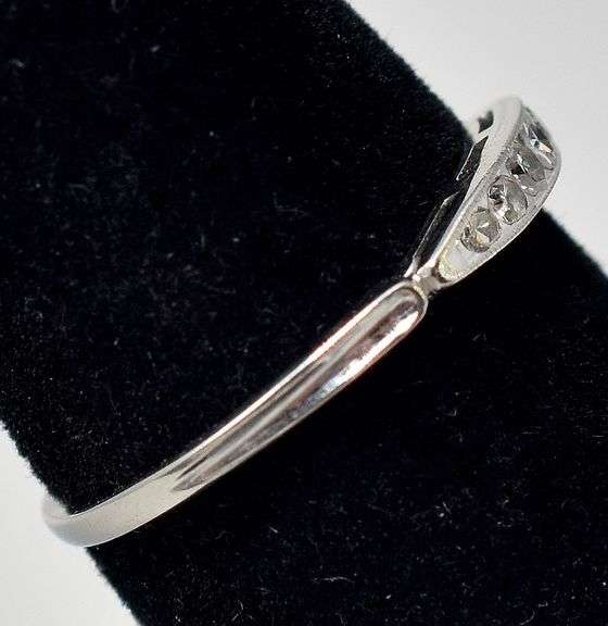 Stunning 18K White Gold Diamond Ring
