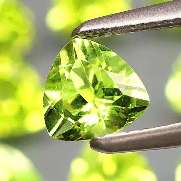 Glittering! 7.76ct 5x5mm trillion cut Peridot set