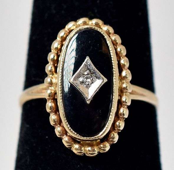 Vintage 10K Yellow Gold Black Onyx Gemstone and Diamond Ring