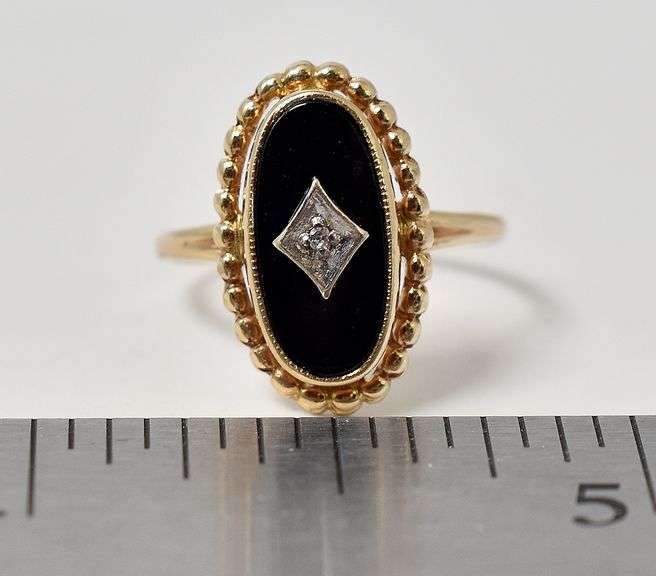Vintage 10K Yellow Gold Black Onyx Gemstone and Diamond Ring