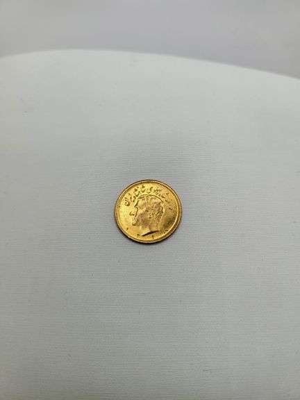 Vintage 1/2 Pahlavie gold coin with a weight of 4.06g