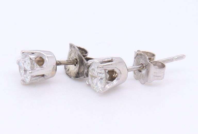 14kt white gold round brilliant cut diamond stud earrings