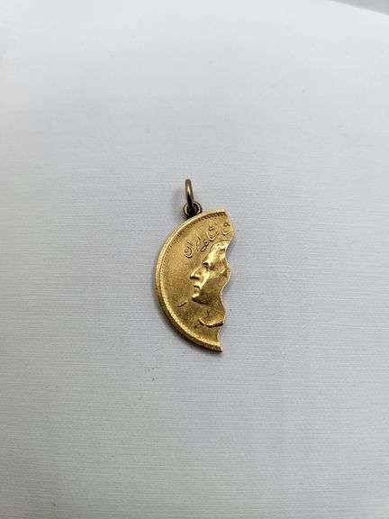 Vintage cut of one Pahlavie gold coin pendant 4 gram