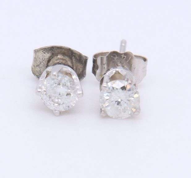 14kt white gold round brilliant cut diamond stud earrings