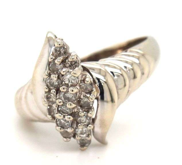 14kt White gold diamond ring