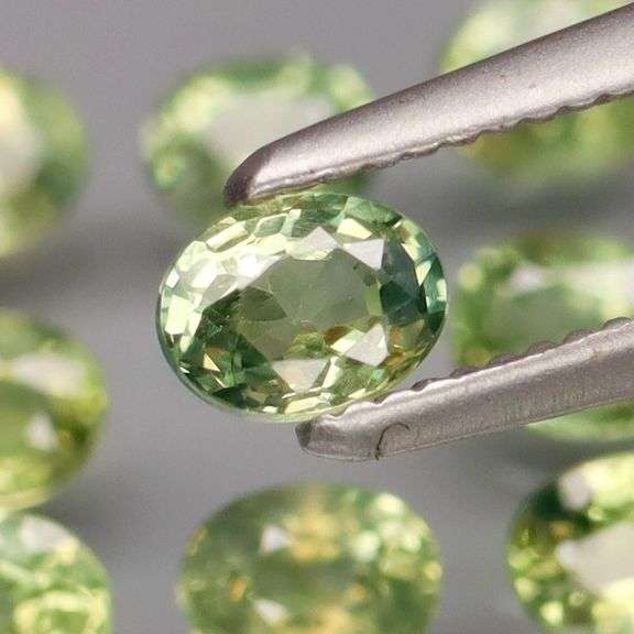 Untreated! Fantastic 2.50ct bright green Sapphire set!