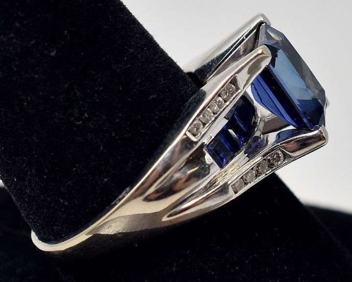 Magnificent 14K White Gold Blue Sapphire Gemstone and Diamond Ring