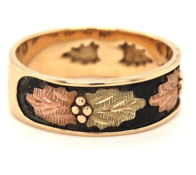 Unisex Tri-Color 10K Band with a Unique Look