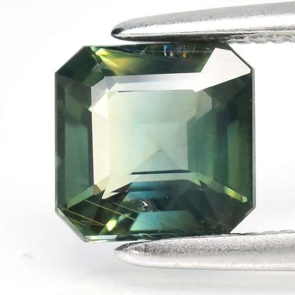 Amazing color! VS clarity! 1.13ct Sapphire center stone!