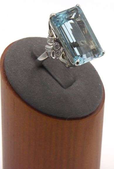 18kt White gold emerald cut aquamarine and diamond ring