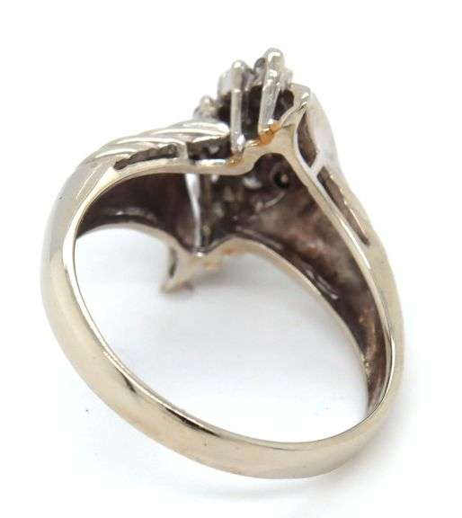 14kt White gold diamond ring