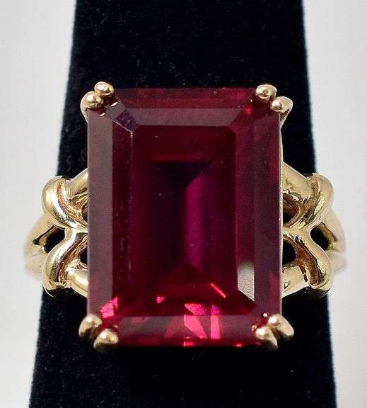 Marvelous 10K Yellow Gold Red Pinkish Gemstone Ring