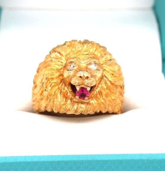 Lion's head ring in 14kt yellow gold with diamond  and ruby