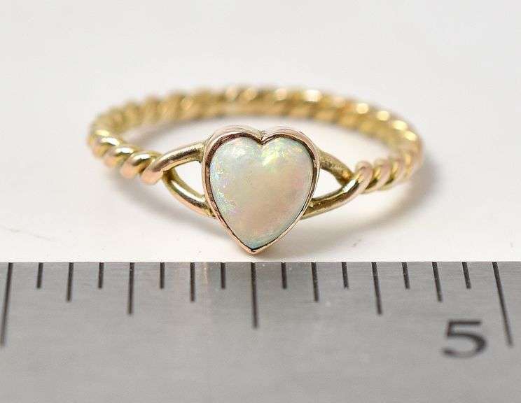 Pretty 14K Yellow Gold Opal Gemstone Ring