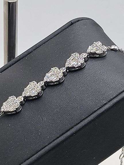 Charming 18kt White Gold Bracelet With Heart Shaped Diamond Accents