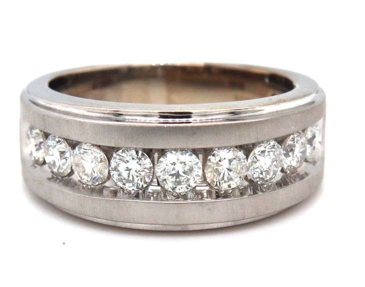 Gent's 10kt White gold 1.35ctw channel set diamond band