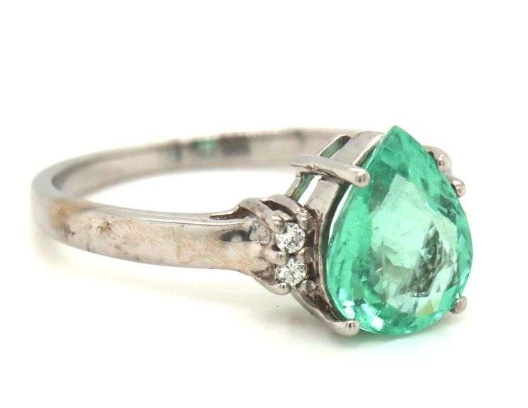 18kt White gold pear shaped Apatite and diamond accent ring