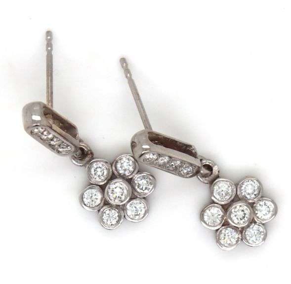 18kt White gold 1ctw diamond flower dangle earrings