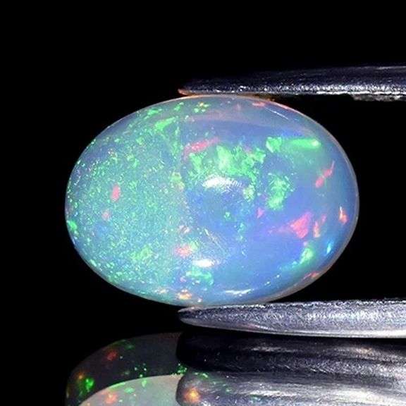Split flashing! 3.90ct untreated white Ethiopian Opal!