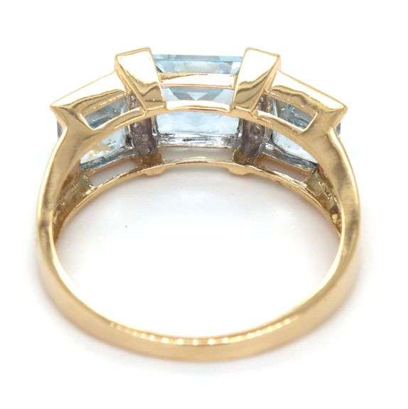 14kt Yellow gold 2.75ctw aquamarine and diamond ring