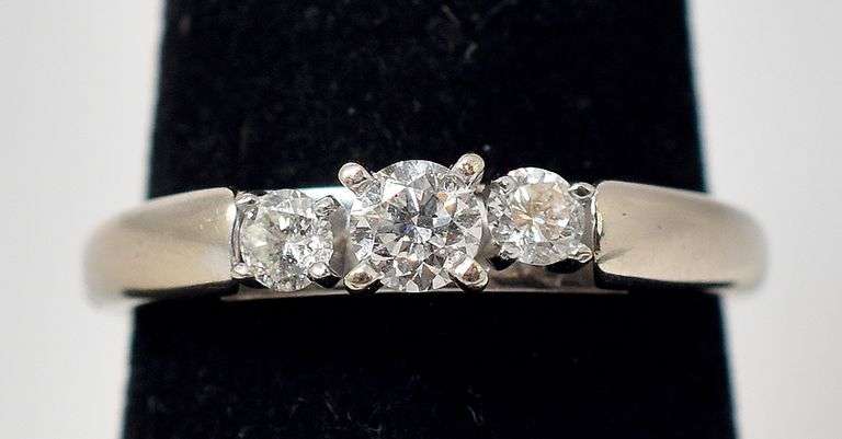 Amazing 14K White Gold 0.63CTW Diamond Ring