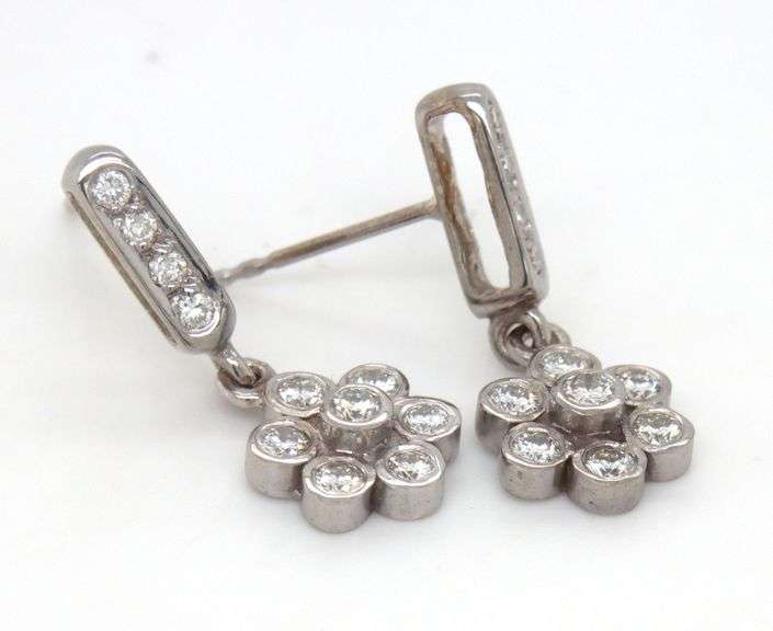 18kt White gold 1ctw diamond flower dangle earrings