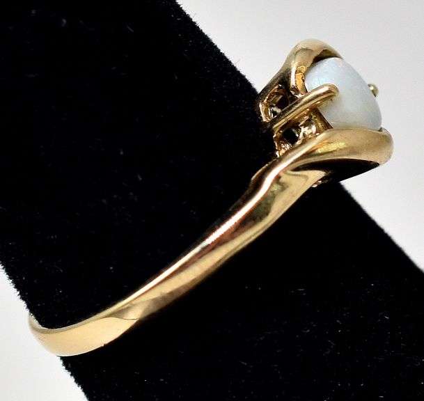 Cute 10K Yellow Gold Opal Gemstone Ring