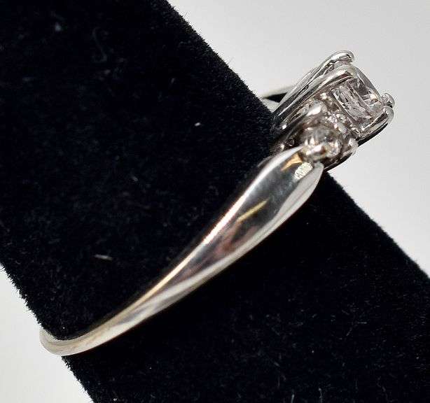 Cute 10k White Gold Cubic Zirconia Gemstone Ring