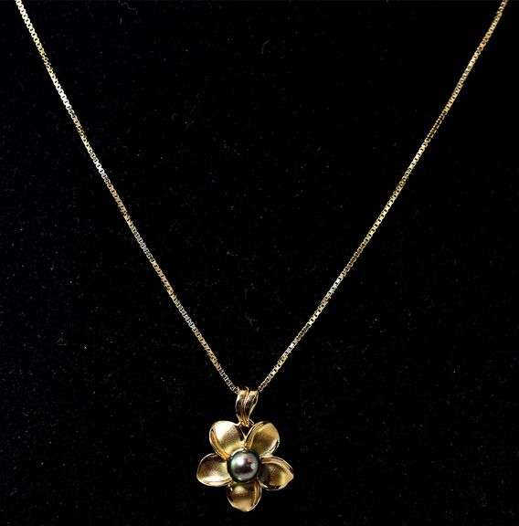 Beautiful 14K yellow Gold Pearl Flower Pendant Necklace