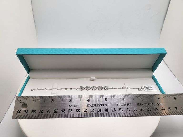 Charming 18kt White Gold Bracelet With Heart Shaped Diamond Accents