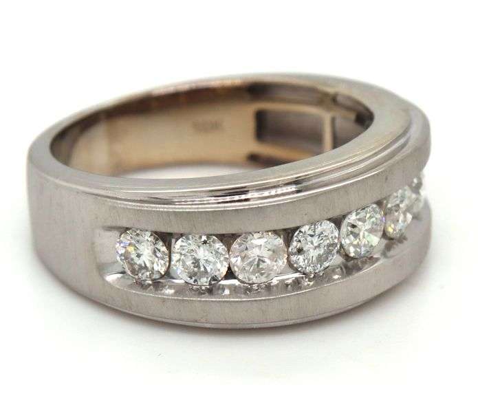 Gent's 10kt White gold 1.35ctw channel set diamond band