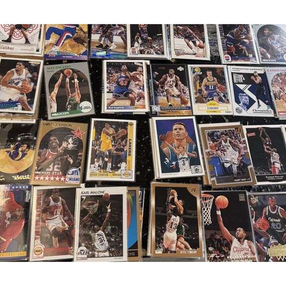 Collection of 600 Basketball Cards