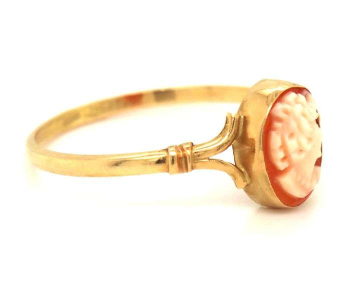 18kt Yellow gold Cameo ring
