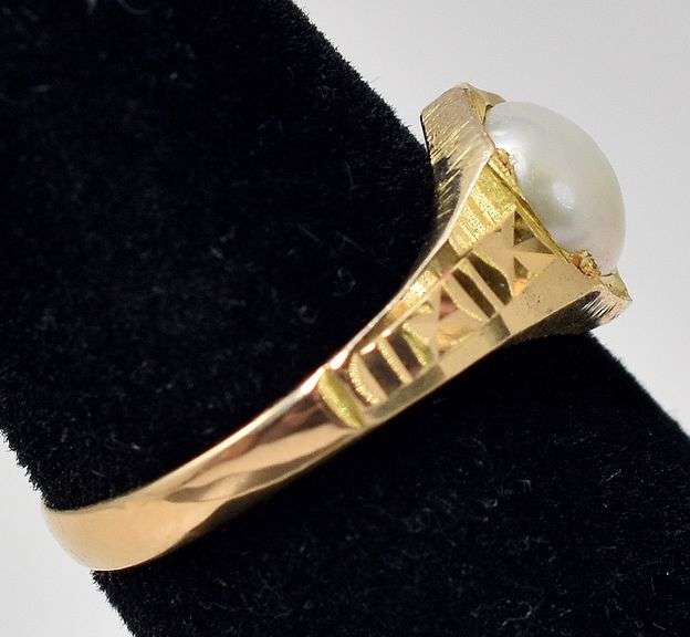 Elegant 18K Yellow Gold Pearl Ring