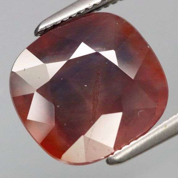 Large 5.67ct bi-color Sapphire from Mozambique