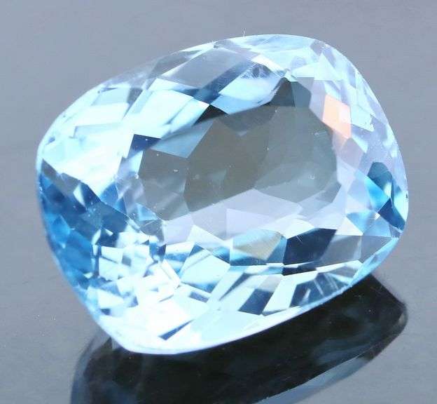Superbly cut heavy flashing 12.70ct Swiss blue Topaz