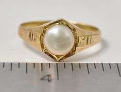 Elegant 18K Yellow Gold Pearl Ring