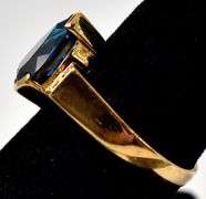 Amazing  18K Yellow Gold Blue London Topaz Gemstone and Diamond Ring