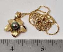 Beautiful 14K yellow Gold Pearl Flower Pendant Necklace