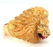 Lion's head ring in 14kt yellow gold with diamond  and ruby