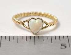 Pretty 14K Yellow Gold Opal Gemstone Ring